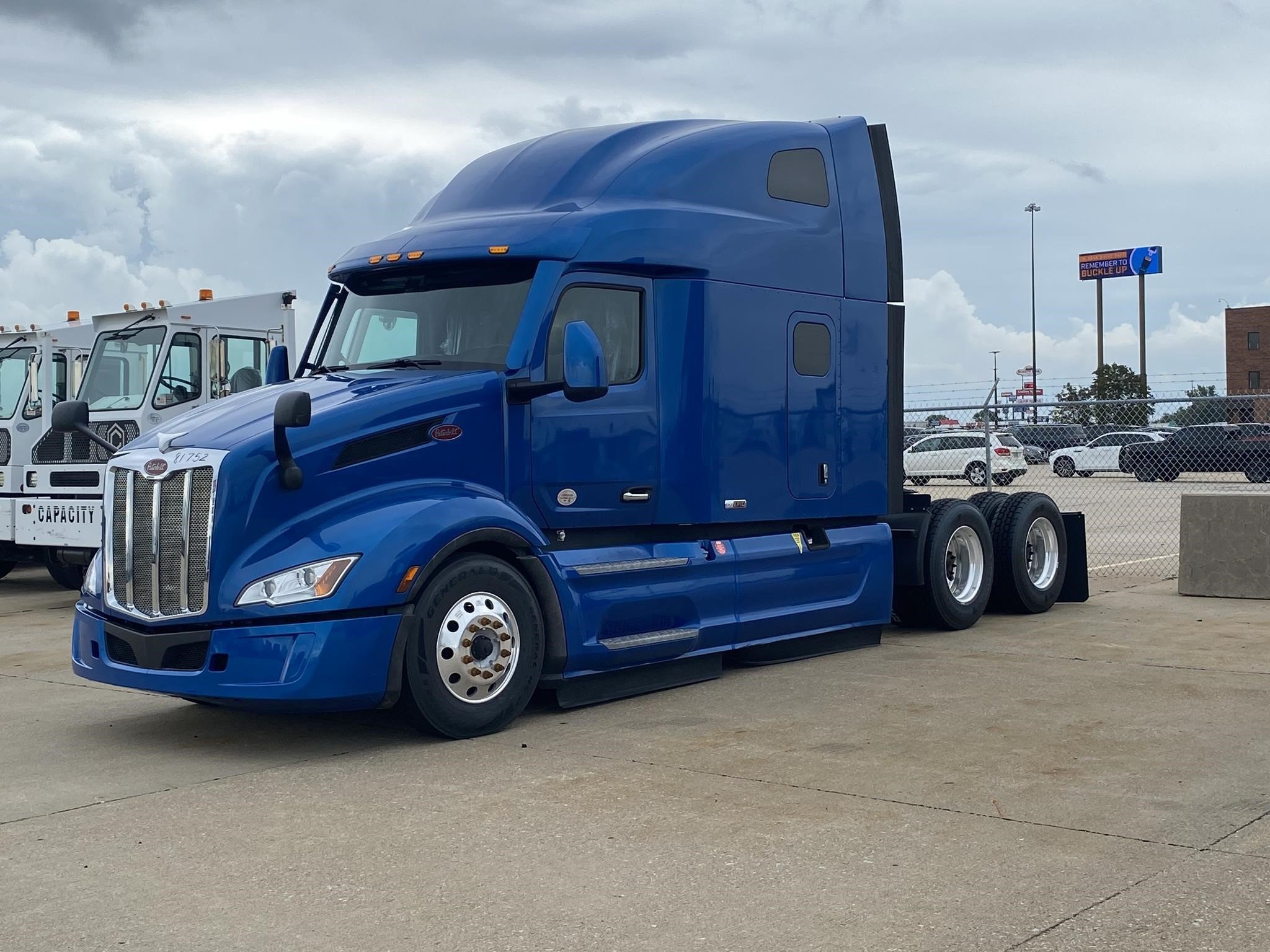 2022 PETERBILT 579 - image 2 of 6