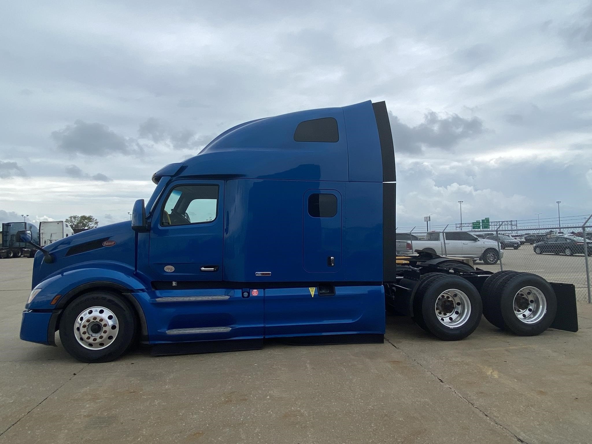 2022 PETERBILT 579 - image 1 of 6