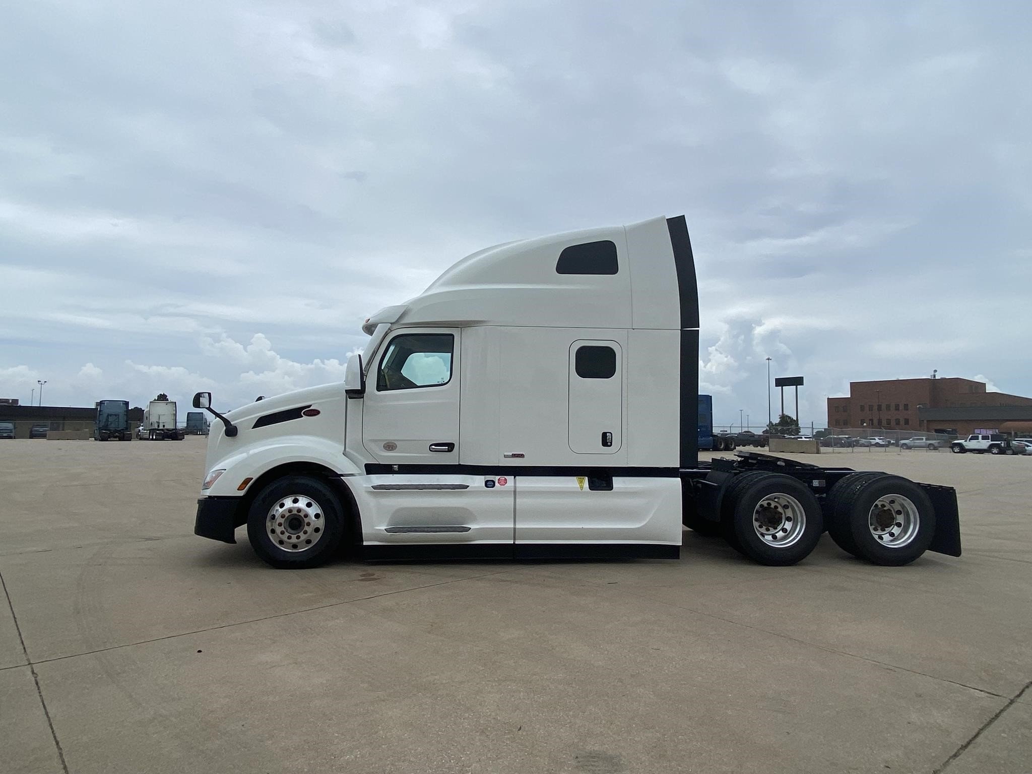 2023 PETERBILT 579 - image 1 of 6