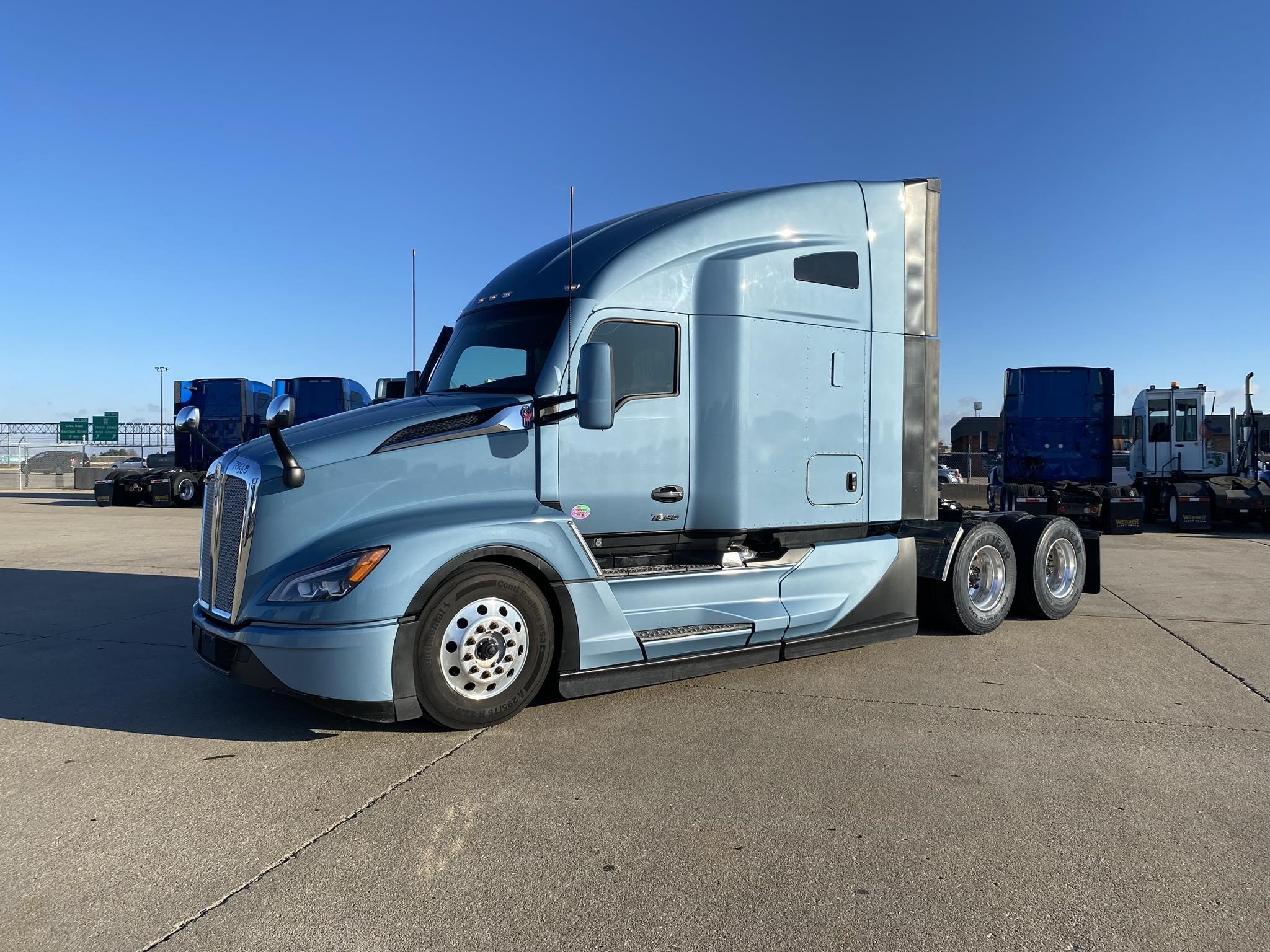 2022 KENWORTH T680 - image 2 of 4