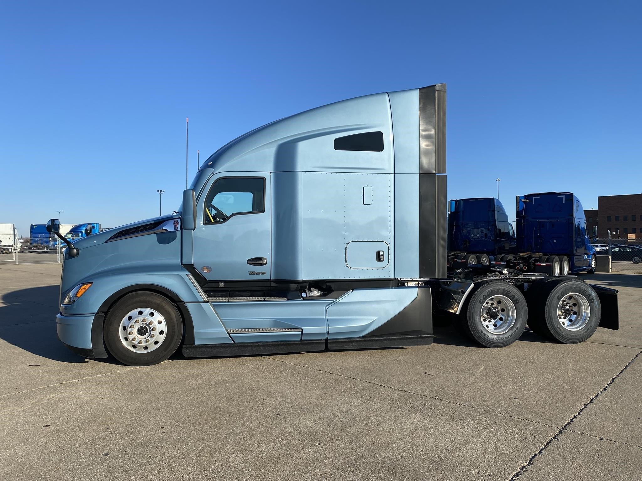 2022 KENWORTH T680 - image 3 of 4