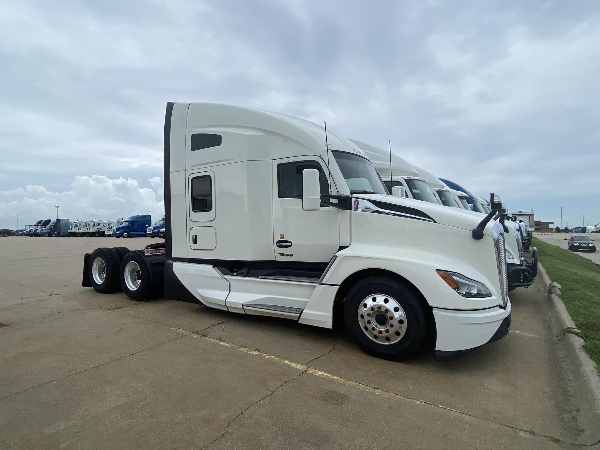 2022 KENWORTH T680 - image 1 of 6
