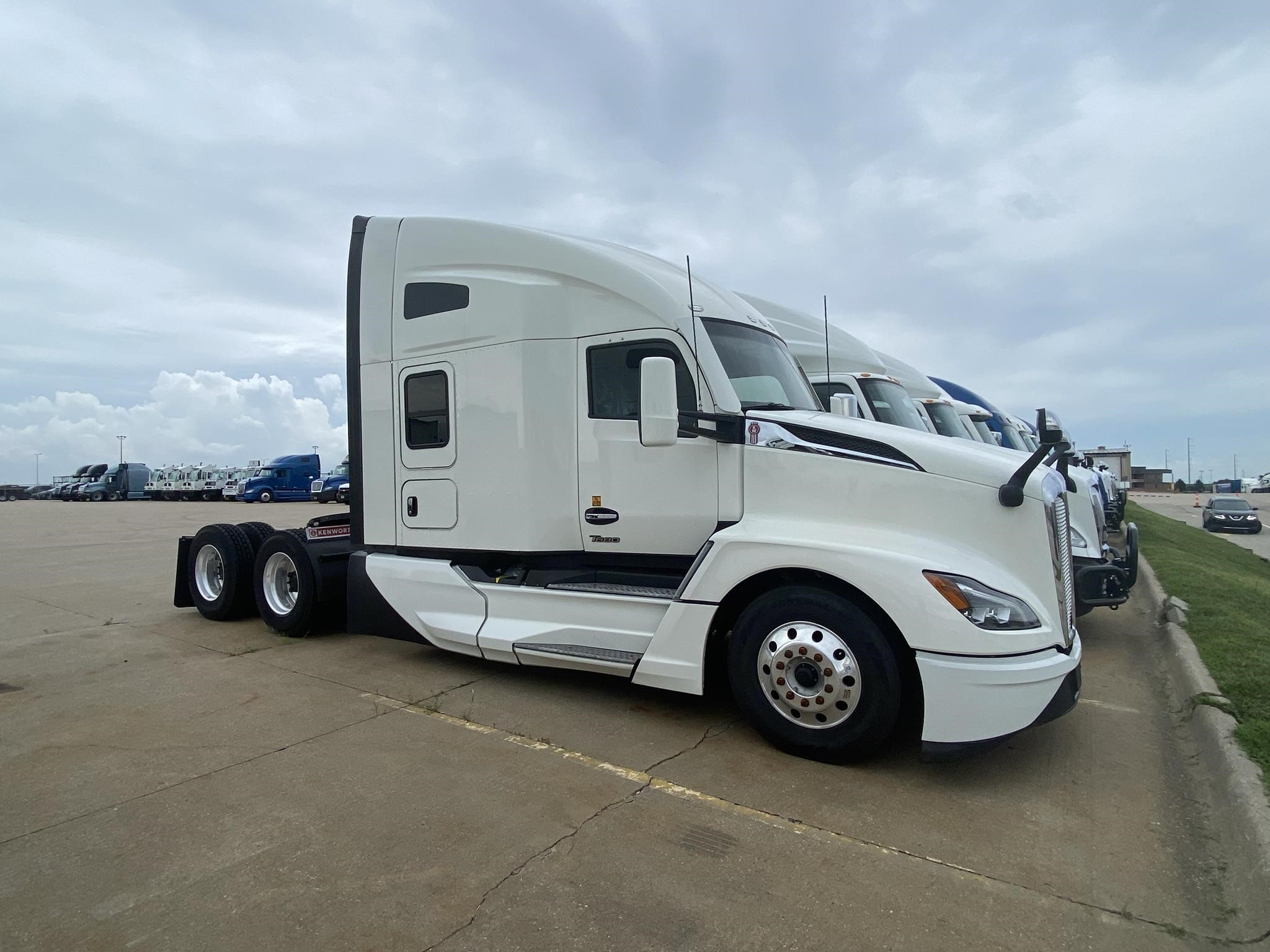 2022 KENWORTH T680 - image 2 of 6