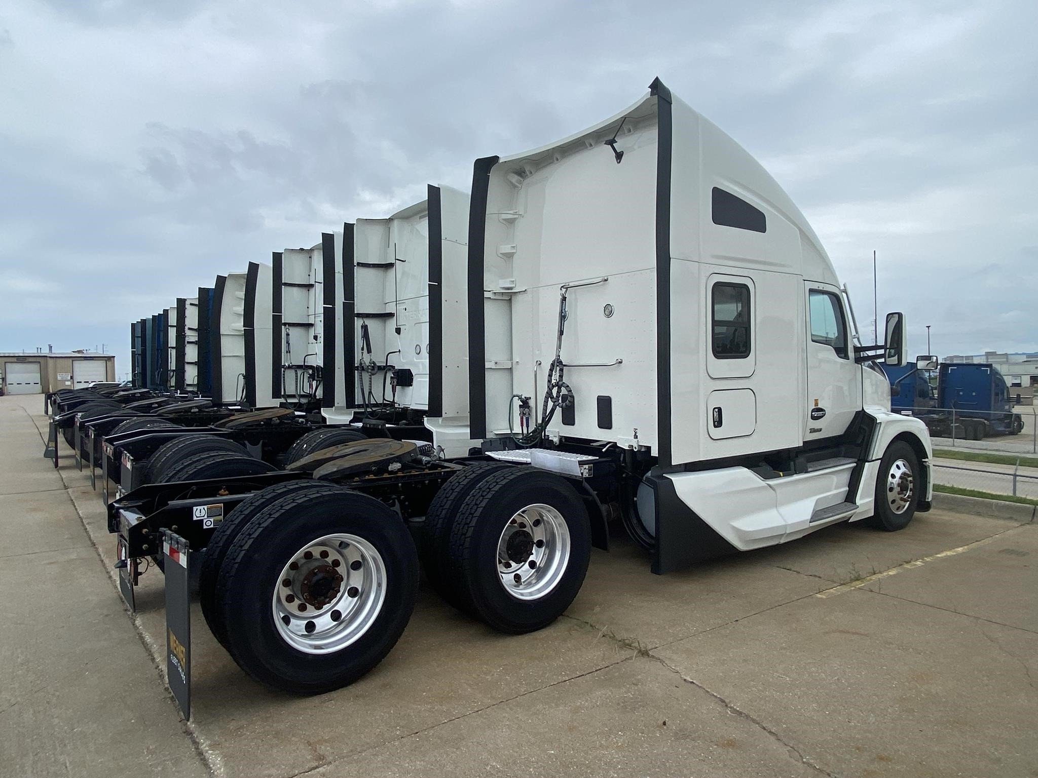 2022 KENWORTH T680 - image 5 of 6