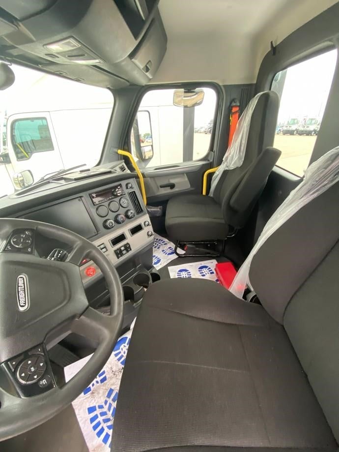2021 FREIGHTLINER CASCADIA 126 - image 5 of 6