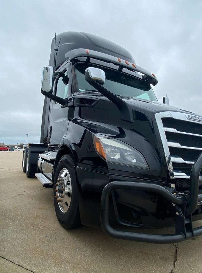 2021 FREIGHTLINER CASCADIA 126 - image 2 of 6