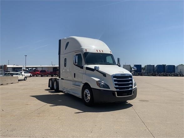2023 FREIGHTLINER CASCADIA 126 - image 2 of 6