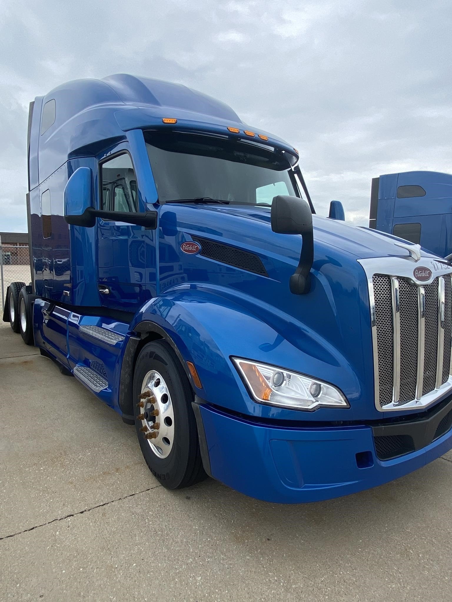 2022 PETERBILT 579 - image 2 of 5