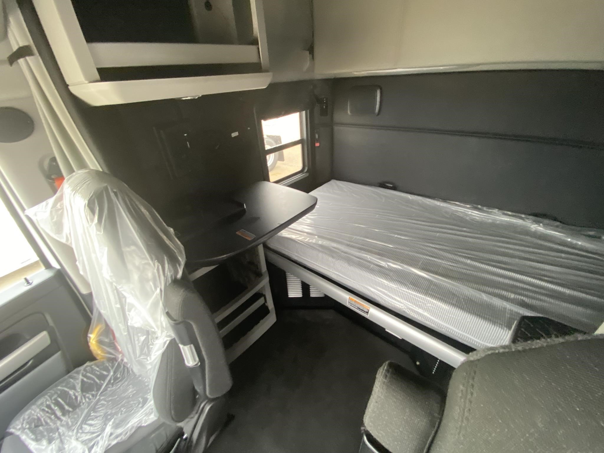 2022 KENWORTH T680 - image 5 of 6