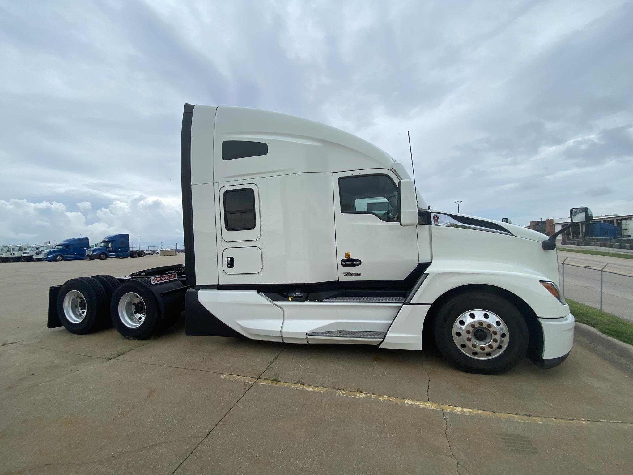 2021 KENWORTH T680 - image 1 of 6
