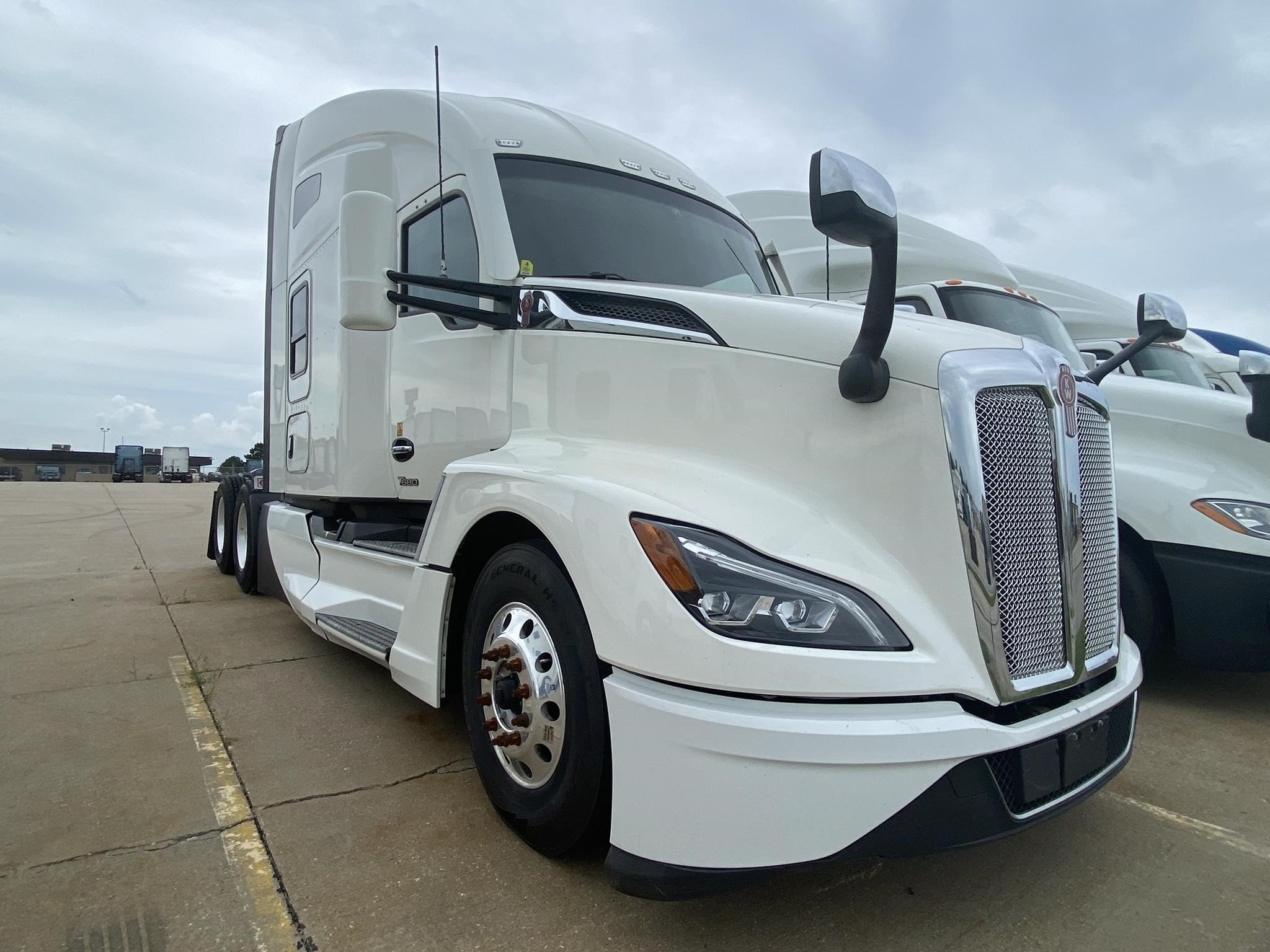 2022 KENWORTH T680 - image 1 of 6