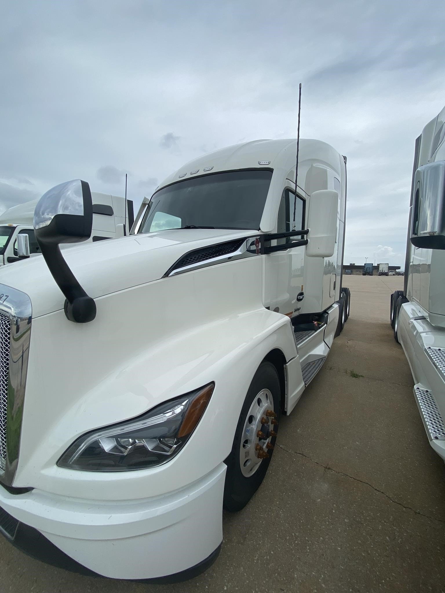 2024 KENWORTH T680 - image 3 of 6