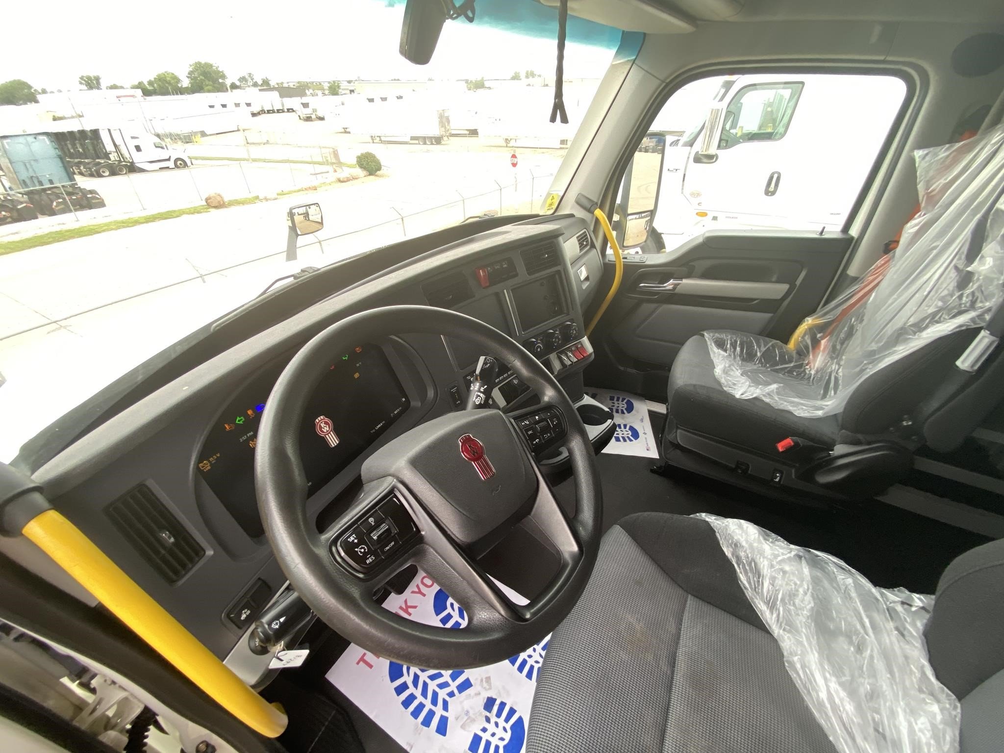 2022 KENWORTH T680 - image 1 of 3