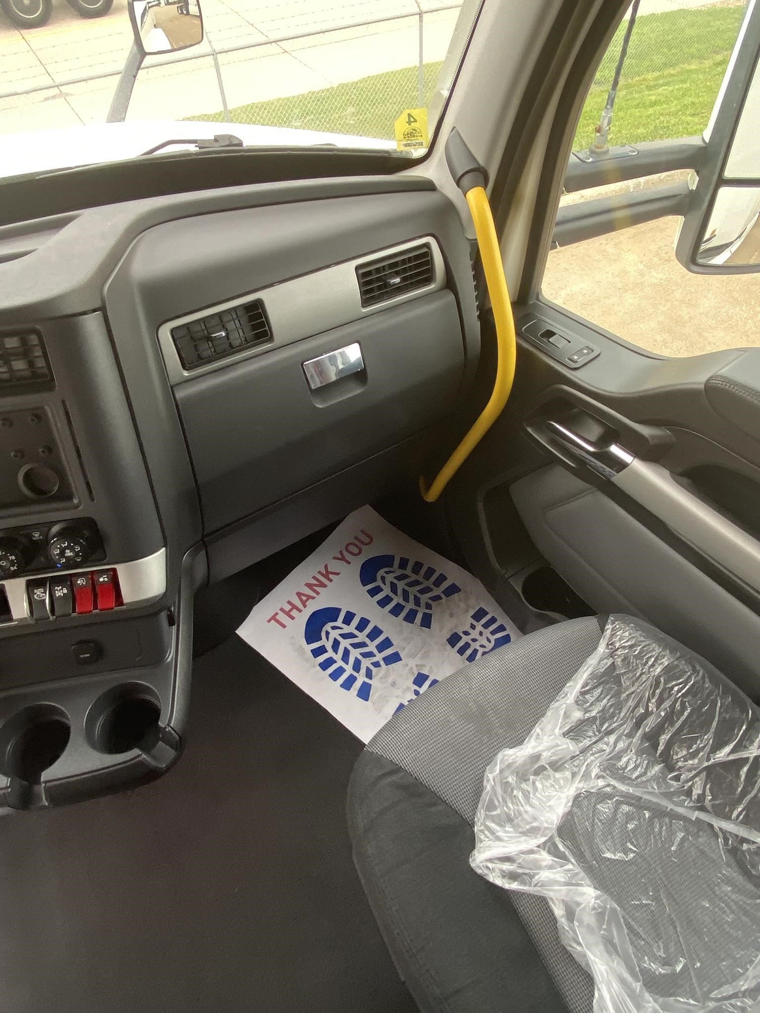 2022 KENWORTH T680 - image 2 of 3