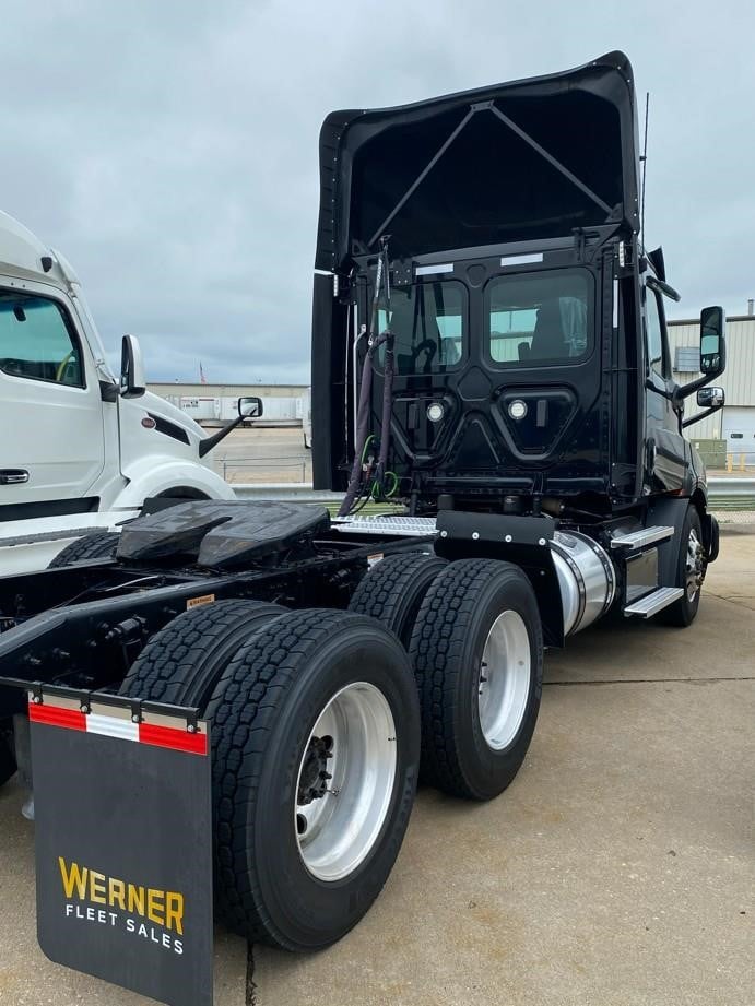 2021 FREIGHTLINER CASCADIA 116 - image 4 of 6