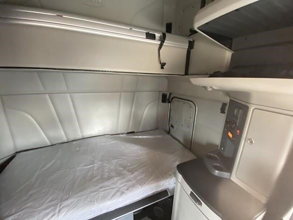 2023 PETERBILT 579 - image 5 of 6