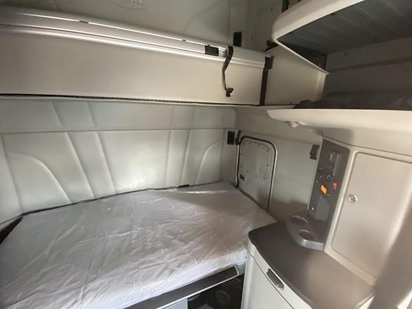 2022 PETERBILT 579 - image 5 of 6