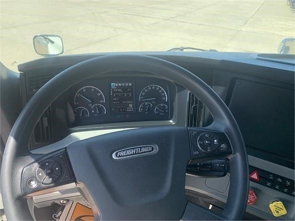 2022 FREIGHTLINER CASCADIA 126 - image 5 of 6