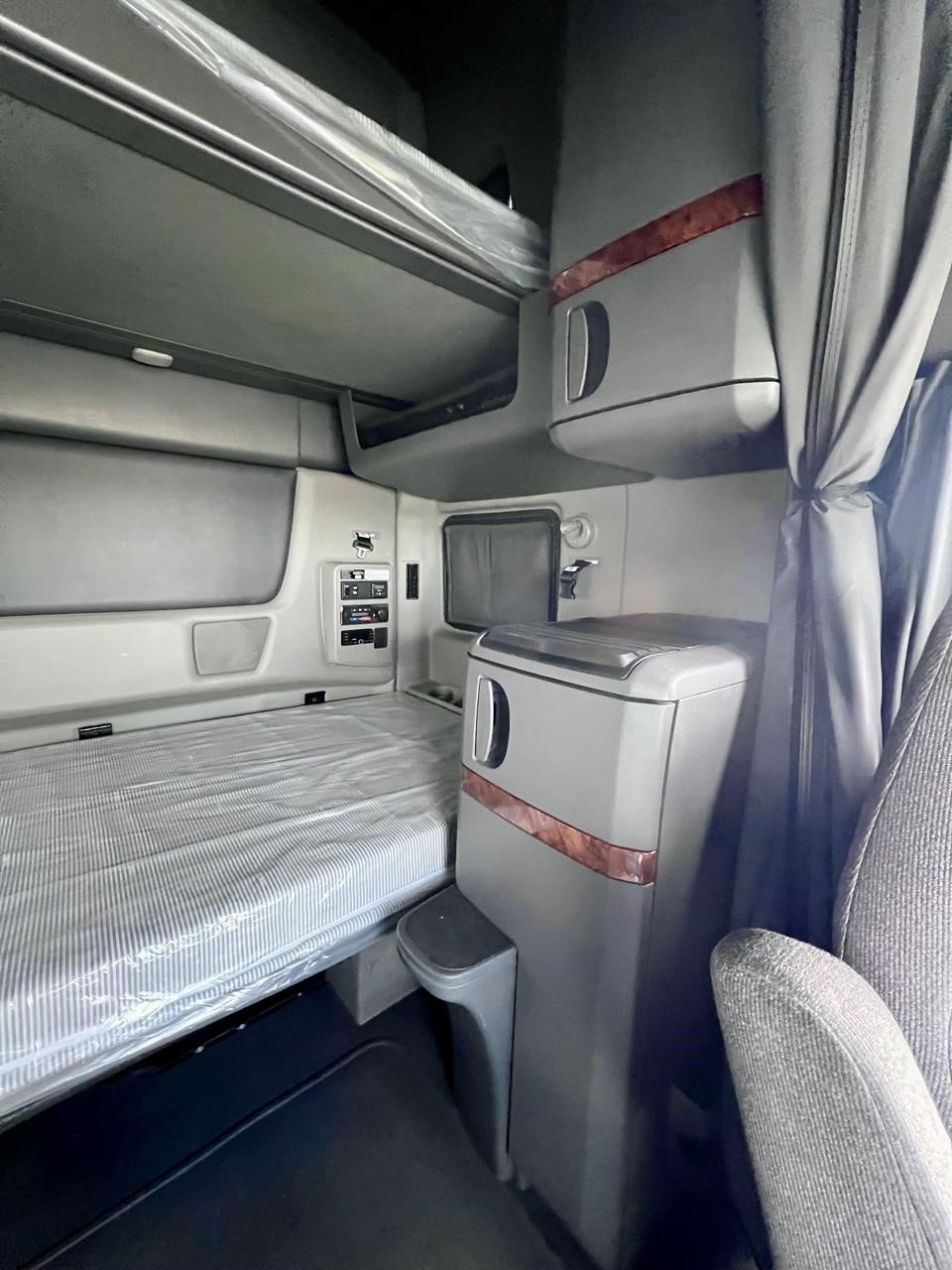 2022 VOLVO VNL64T760 - image 3 of 6