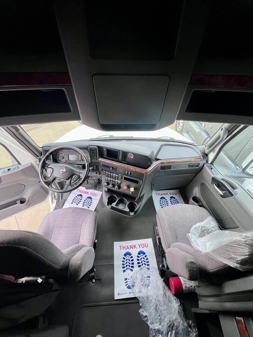 2022 VOLVO VNL64T760 - image 4 of 6