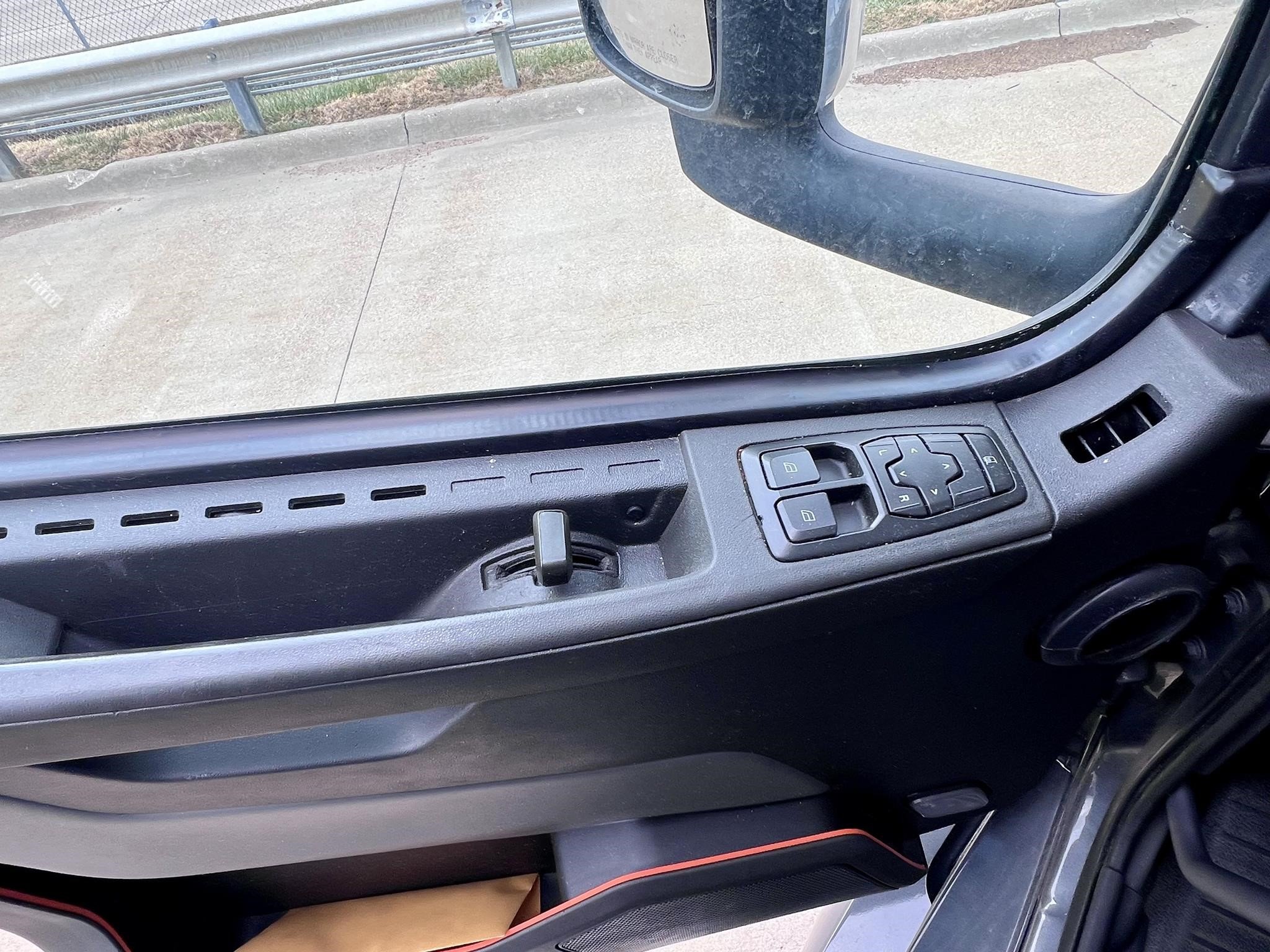 2022 VOLVO VNL64T760 - image 5 of 6