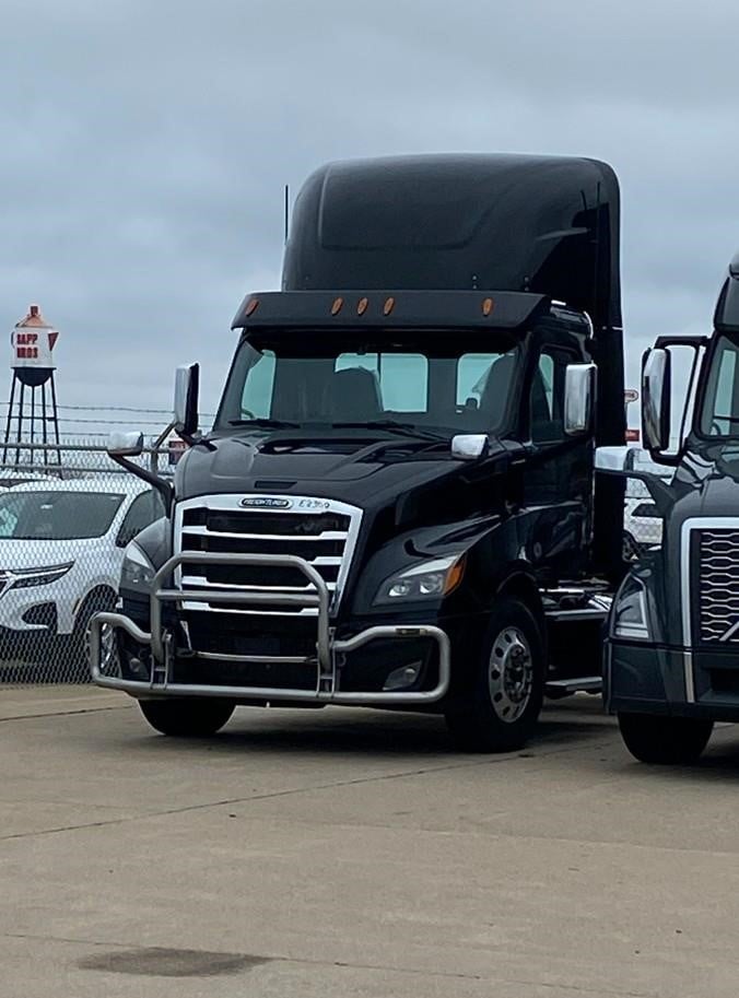 2023 FREIGHTLINER CASCADIA 116 - image 2 of 6