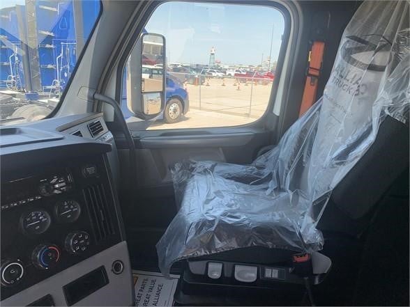 2022 FREIGHTLINER CASCADIA 126 2022 FREIGHTLINER CASCADIA 126 - image 4 of 6