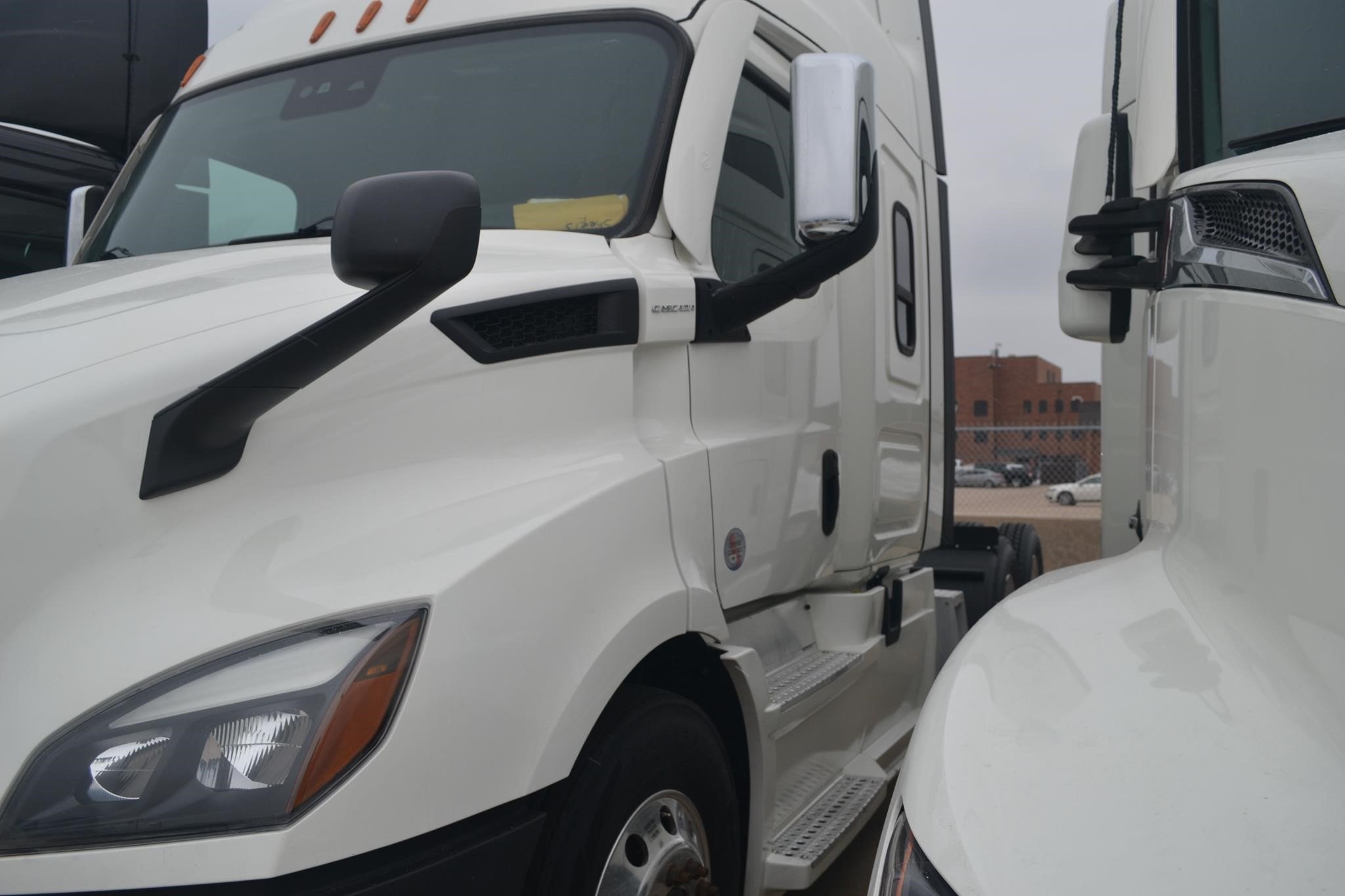 2022 FREIGHTLINER CASCADIA 116 - image 4 of 6