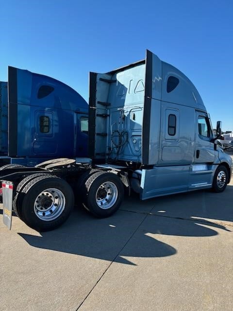 2022 FREIGHTLINER CASCADIA 126 2022 FREIGHTLINER CASCADIA 126 - image 2 of 6