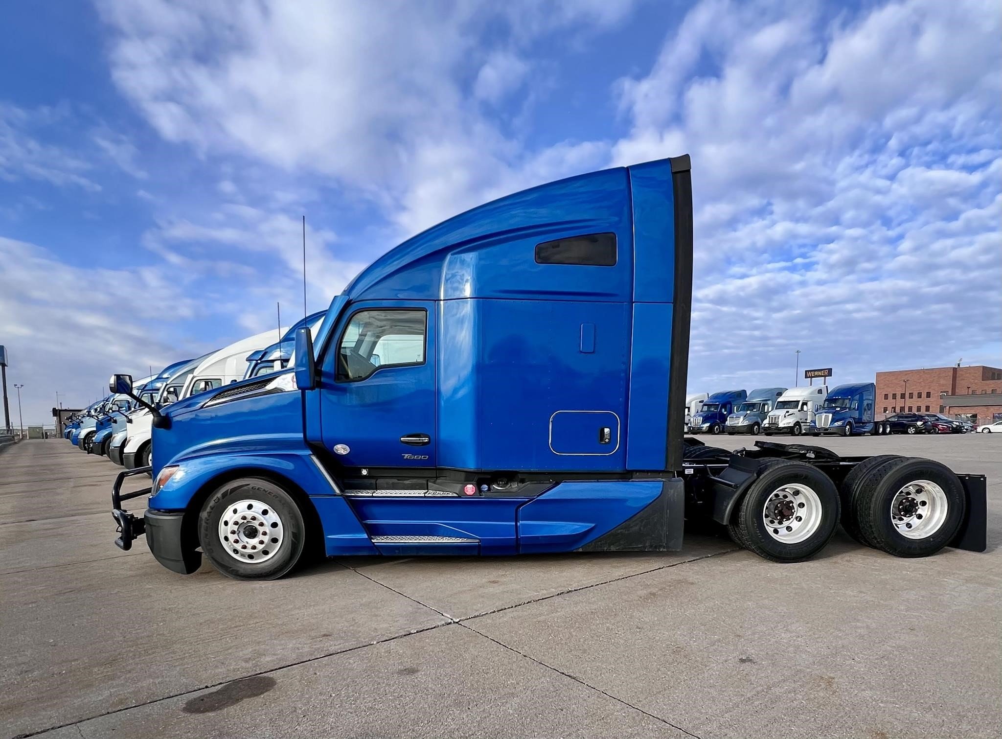 2023 KENWORTH T680 - image 2 of 6