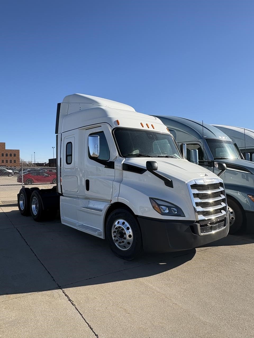 2022 FREIGHTLINER CASCADIA 116 - image 1 of 6
