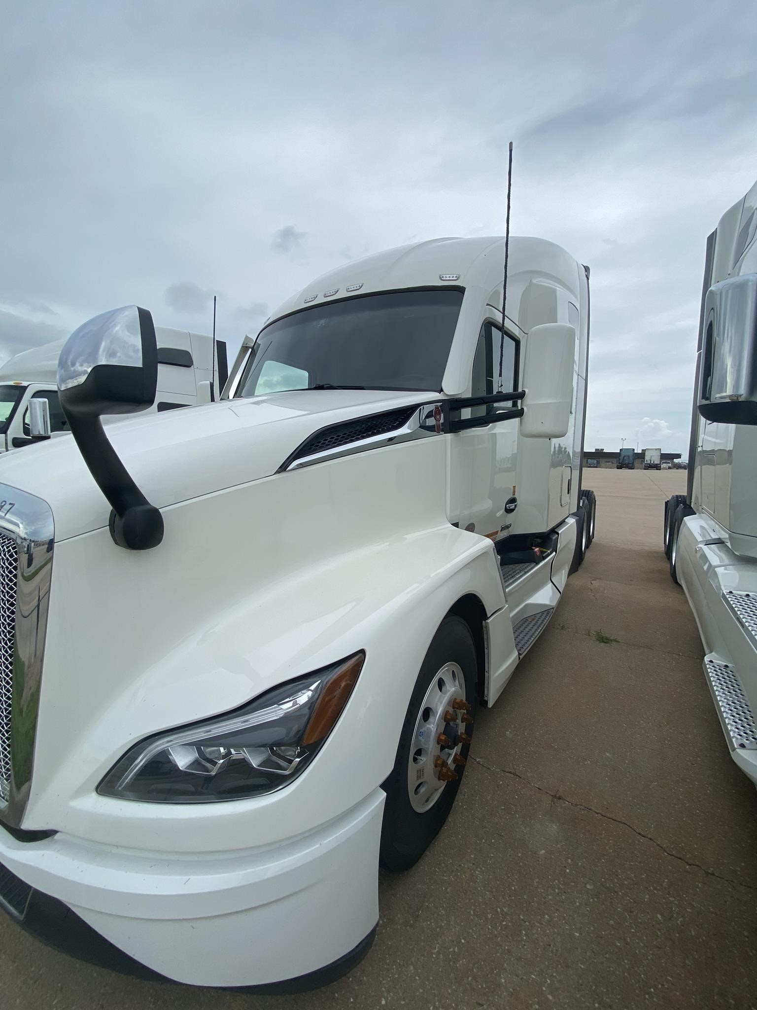 2022 KENWORTH T680 - image 5 of 6