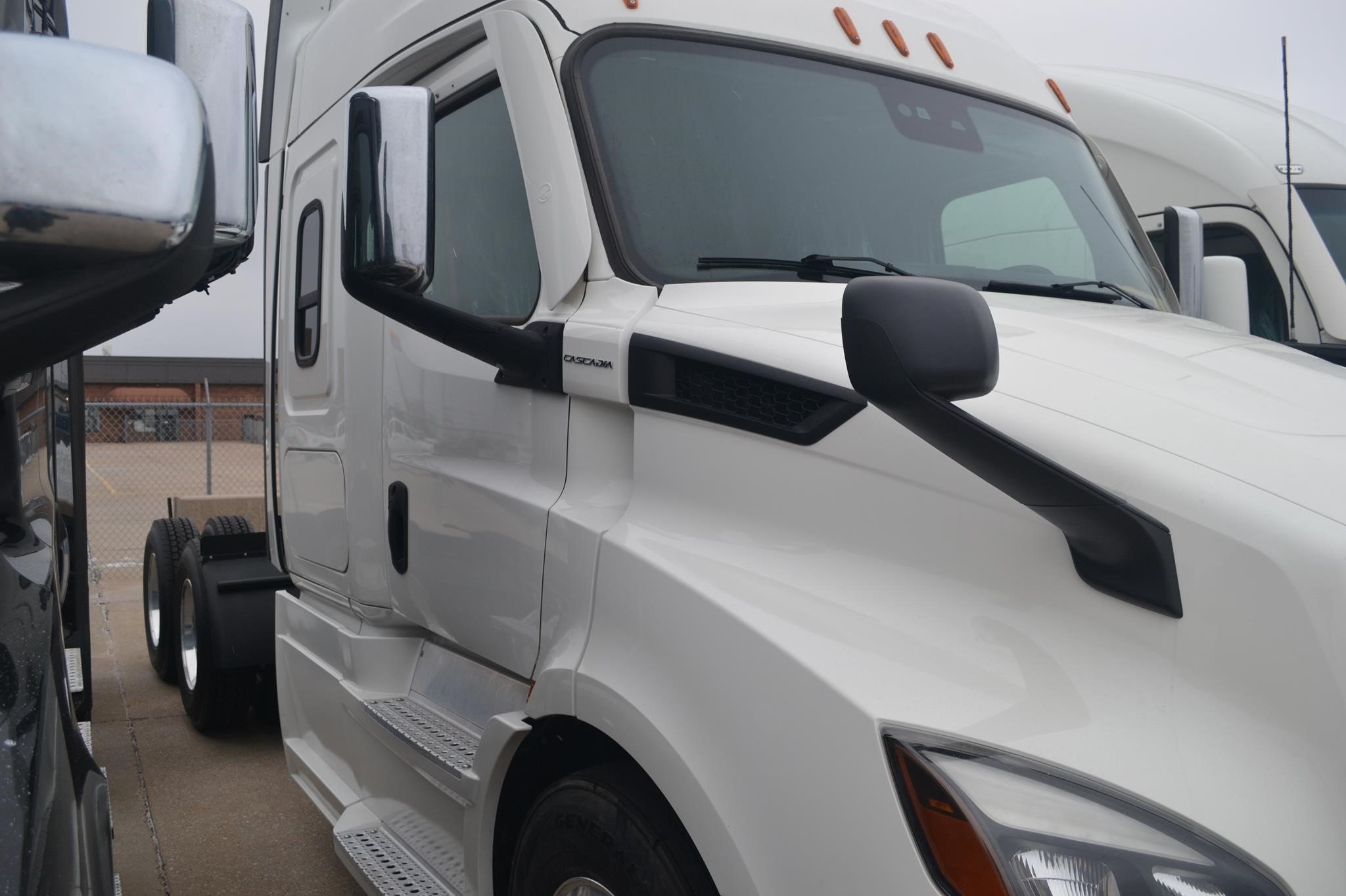 2022 FREIGHTLINER CASCADIA 116 - image 1 of 6