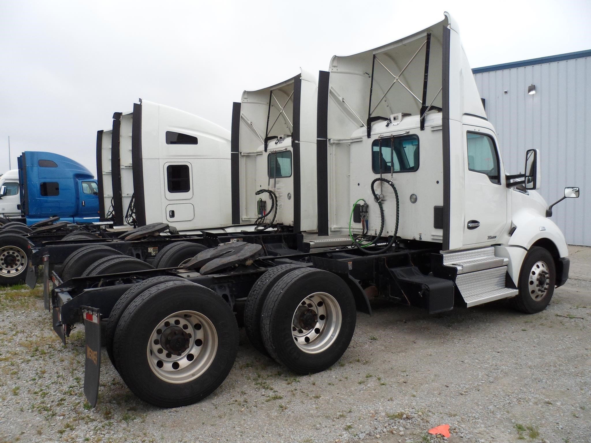 2021 FREIGHTLINER CASCADIA 116 - image 2 of 3