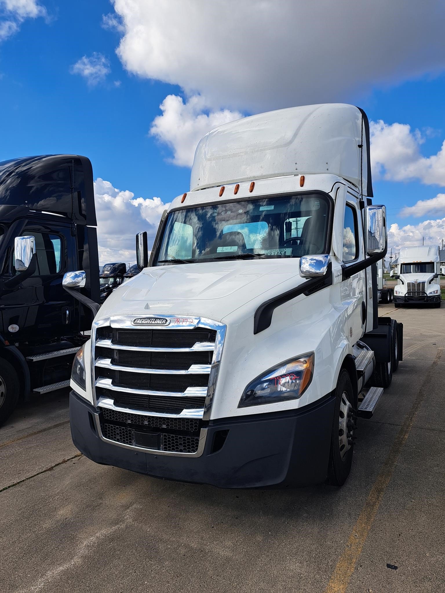 2023 FREIGHTLINER CASCADIA 116 - image 1 of 3
