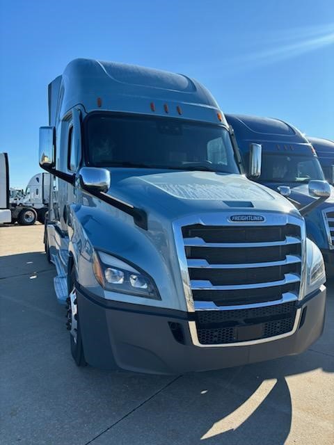 2022 FREIGHTLINER CASCADIA 126 - image 1 of 6