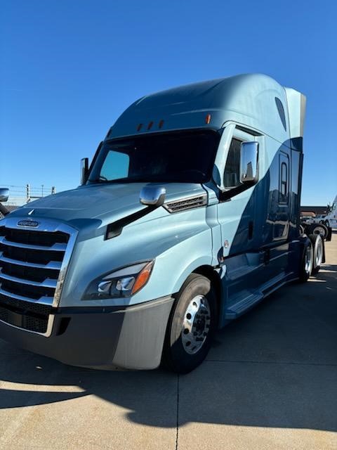 2022 FREIGHTLINER CASCADIA 126 - image 2 of 6