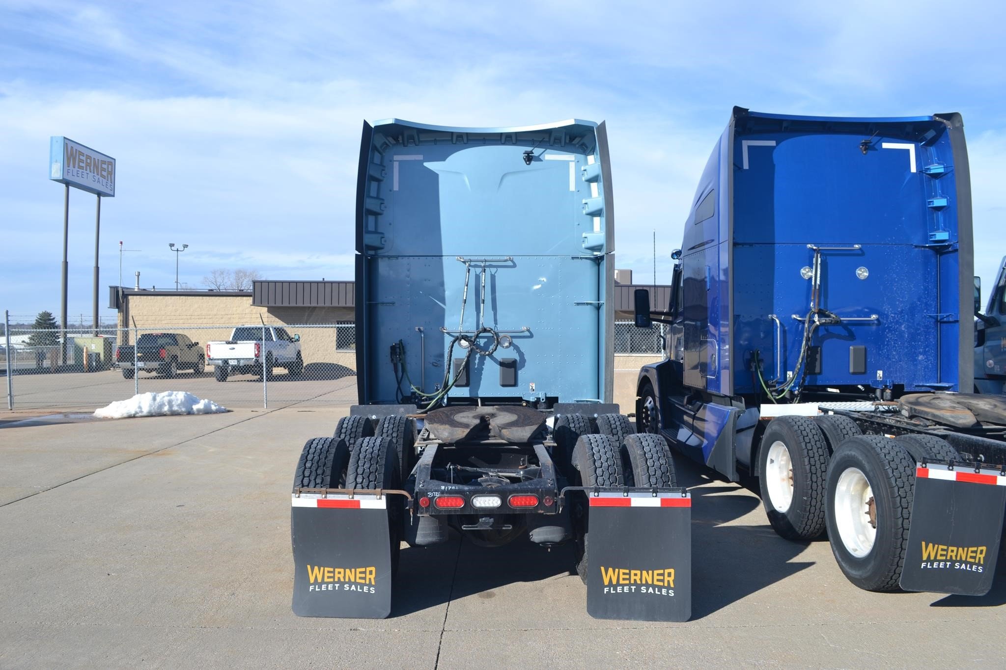 2023 PETERBILT 579 - image 3 of 6