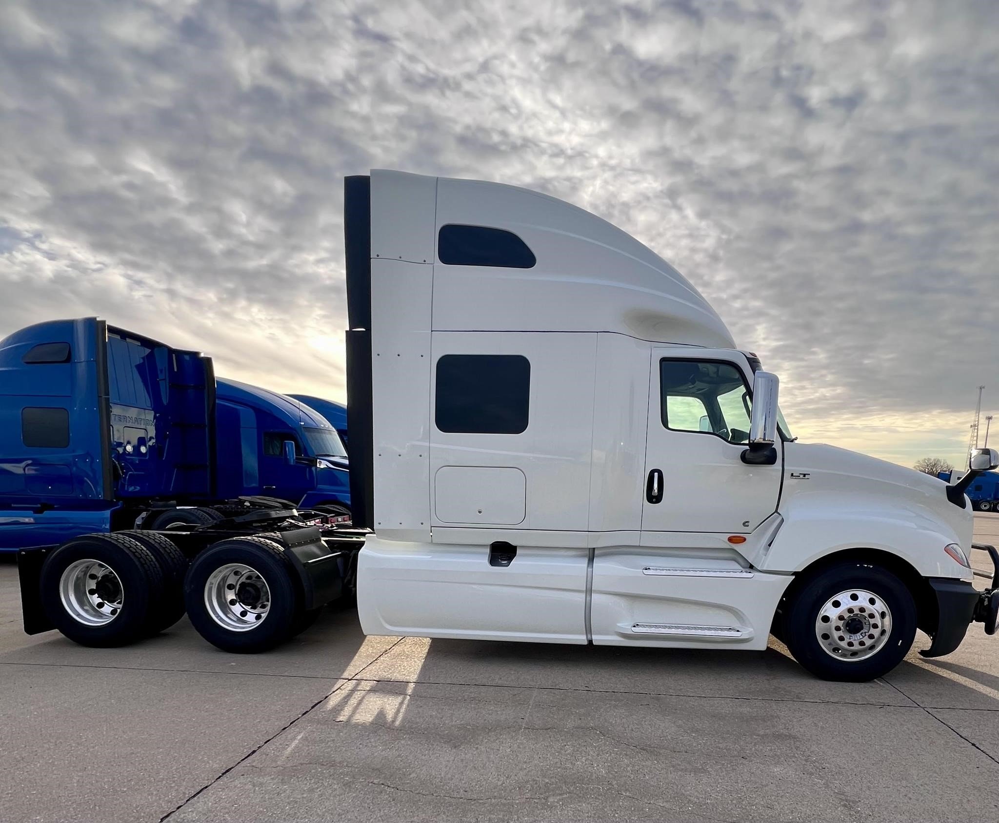 2022 INTERNATIONAL LT - image 3 of 6