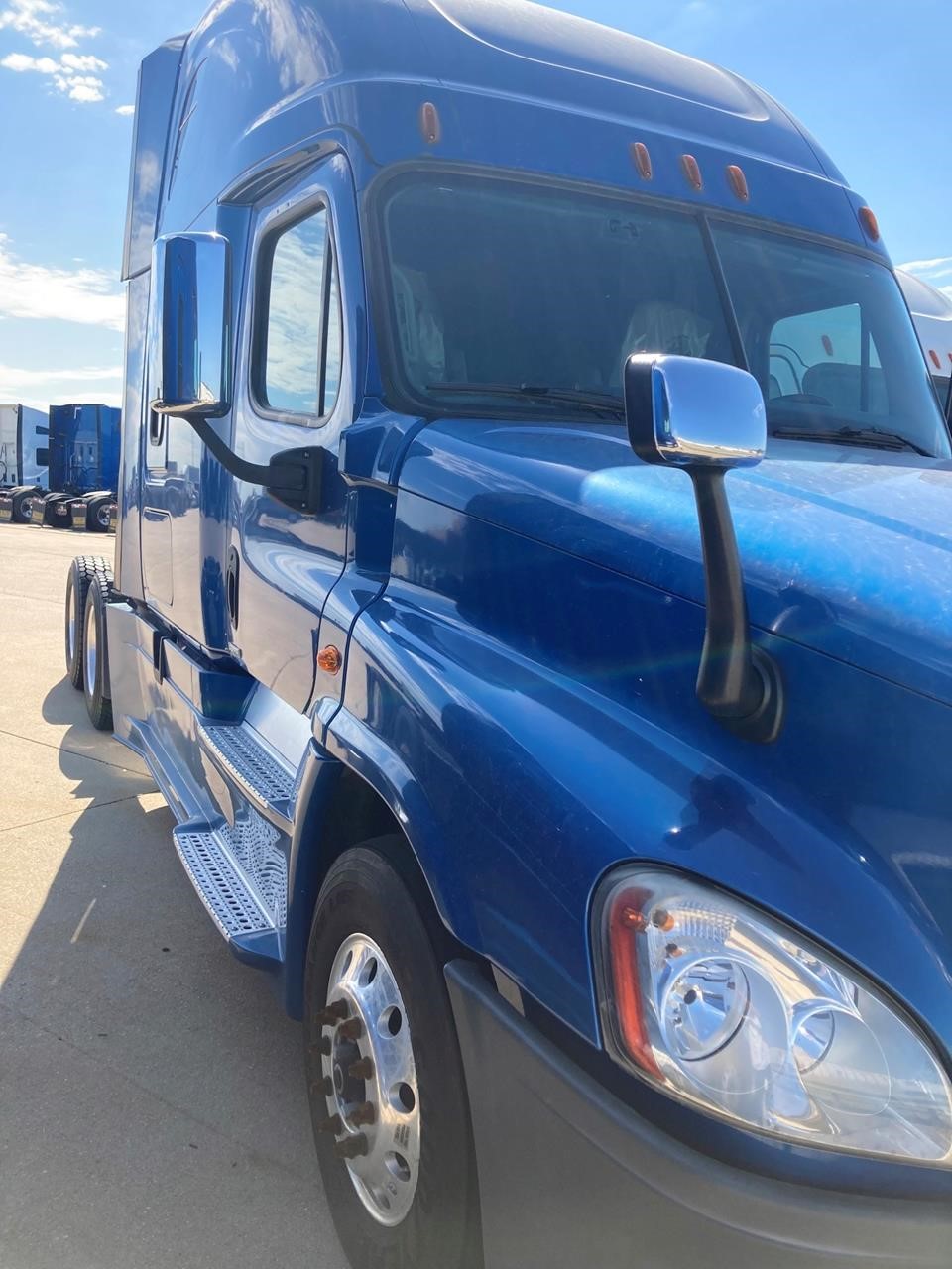 2017 FREIGHTLINER CASCADIA 125 - image 2 of 6