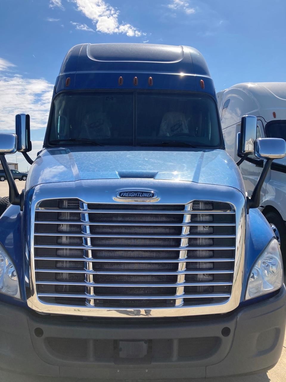 2017 FREIGHTLINER CASCADIA 125 - image 3 of 6