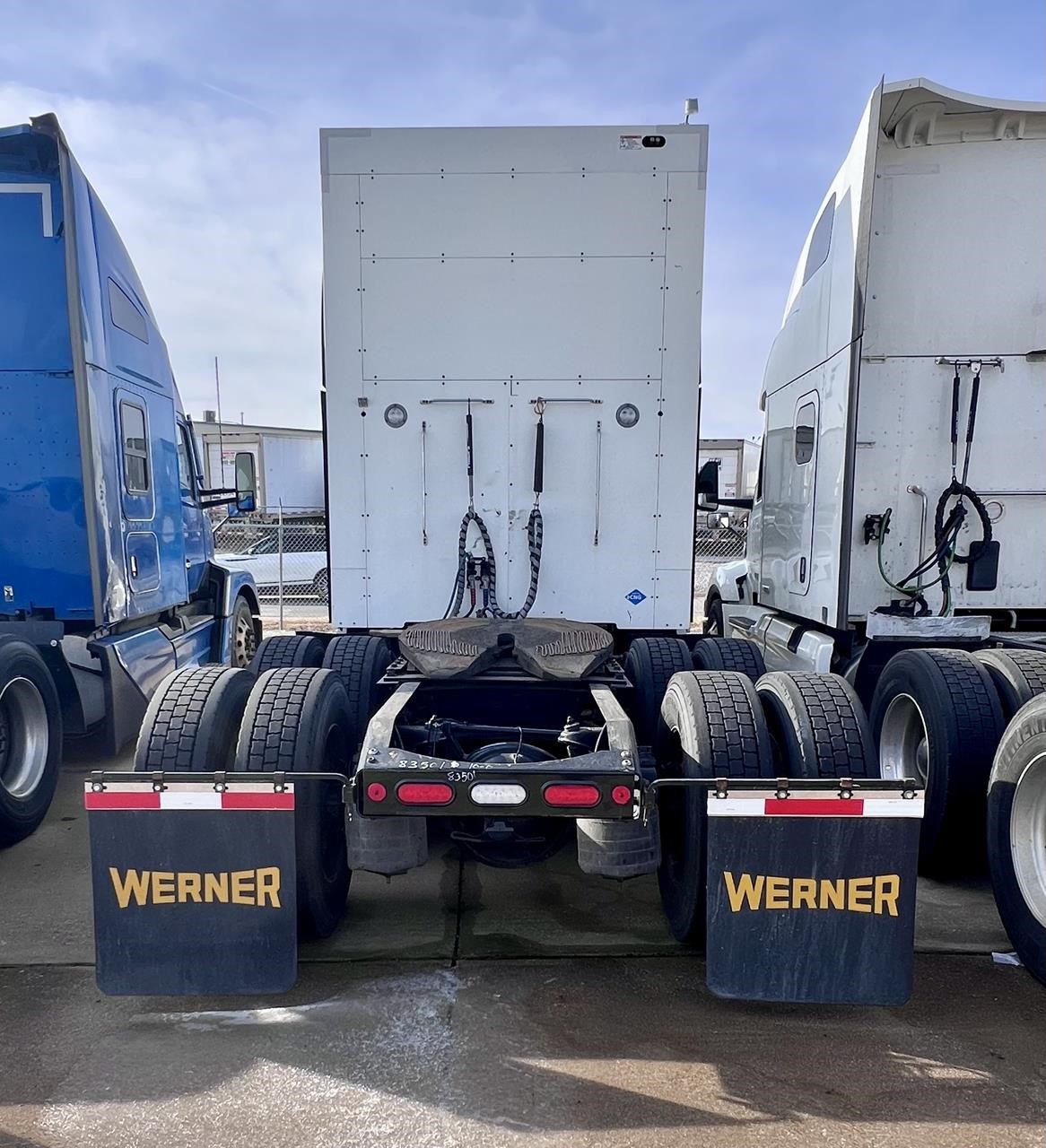 2023 PETERBILT 579 - image 4 of 6