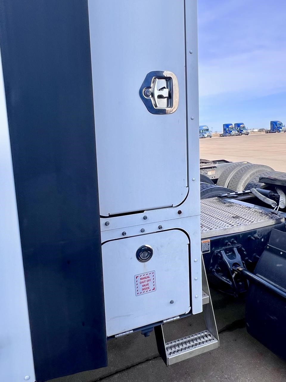 2023 PETERBILT 579 - image 5 of 6