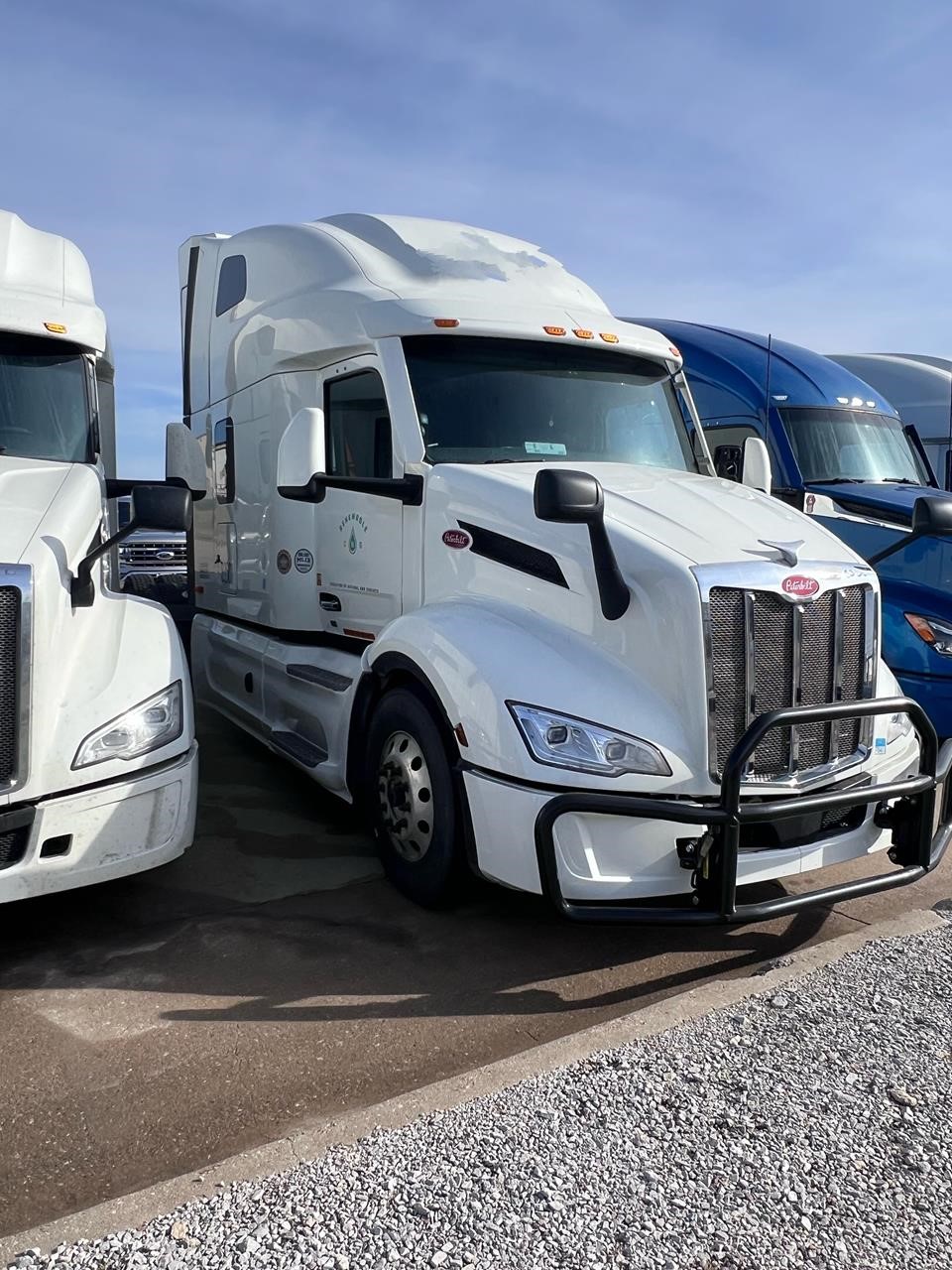 2023 PETERBILT 579 - image 2 of 6