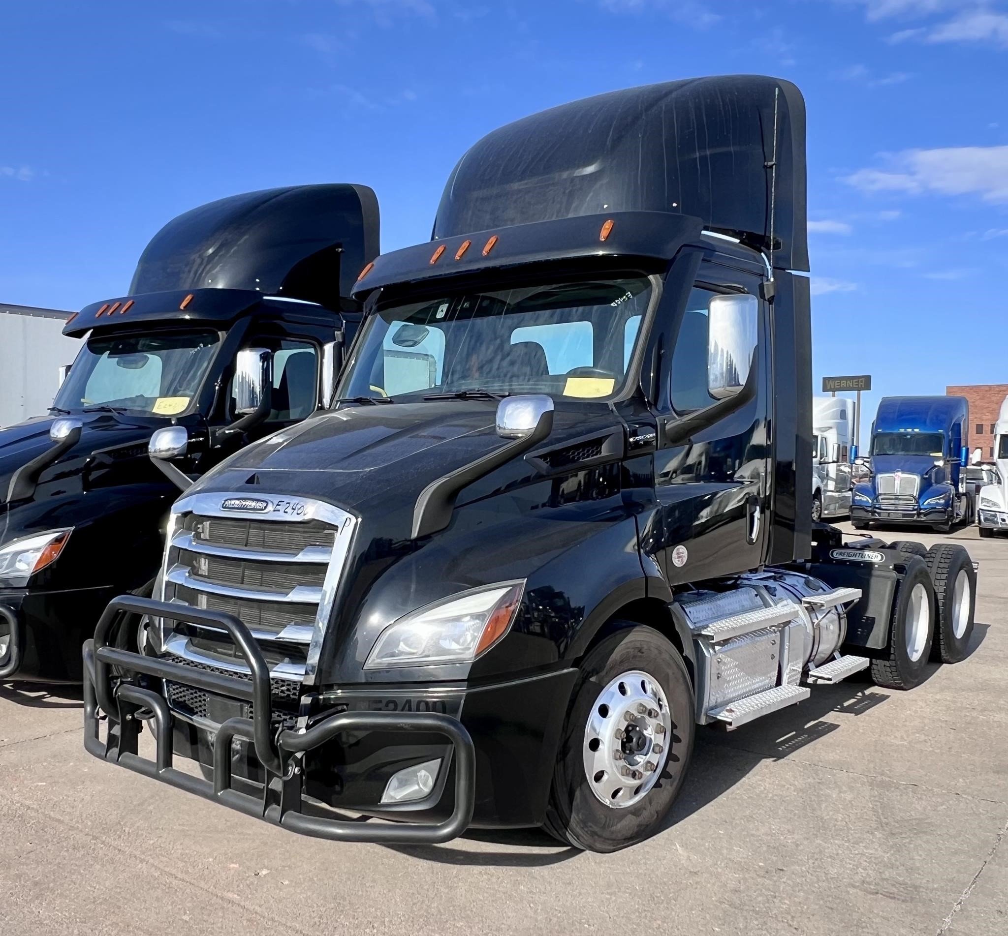 2022 Freightliner Cascadia - image 2