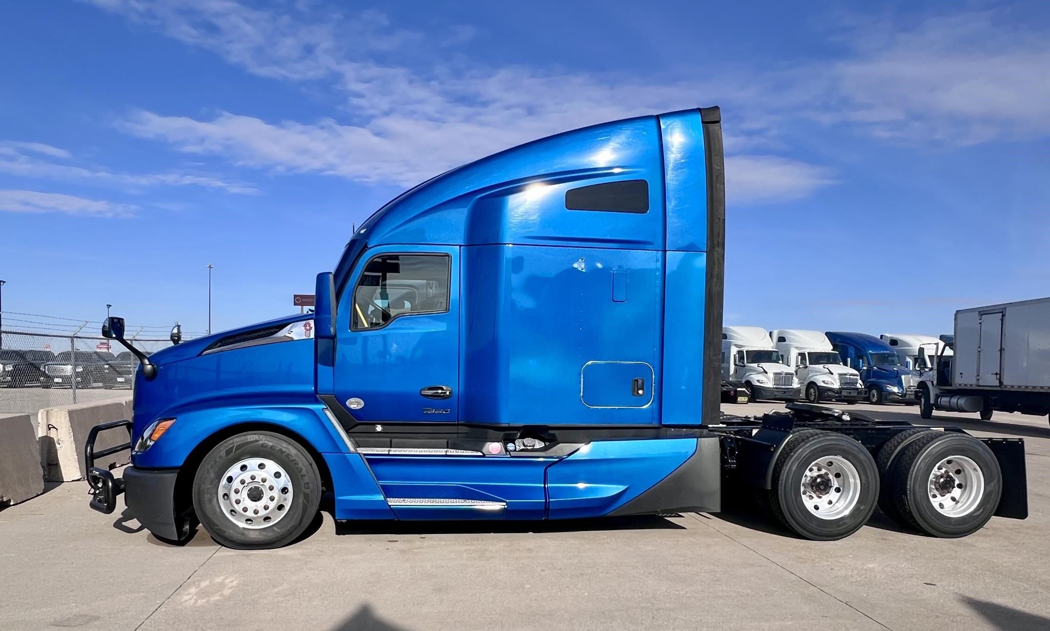 2022 KENWORTH T680 - image 2 of 6