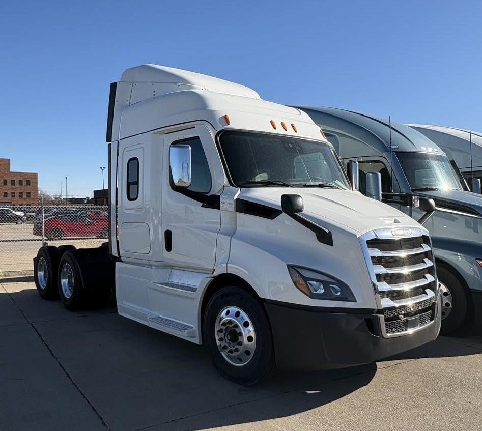 2022 FREIGHTLINER CASCADIA 116 - image 1 of 6