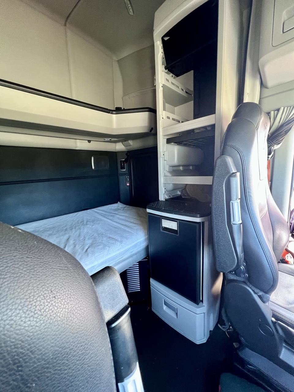 2022 KENWORTH T680 - image 5 of 6